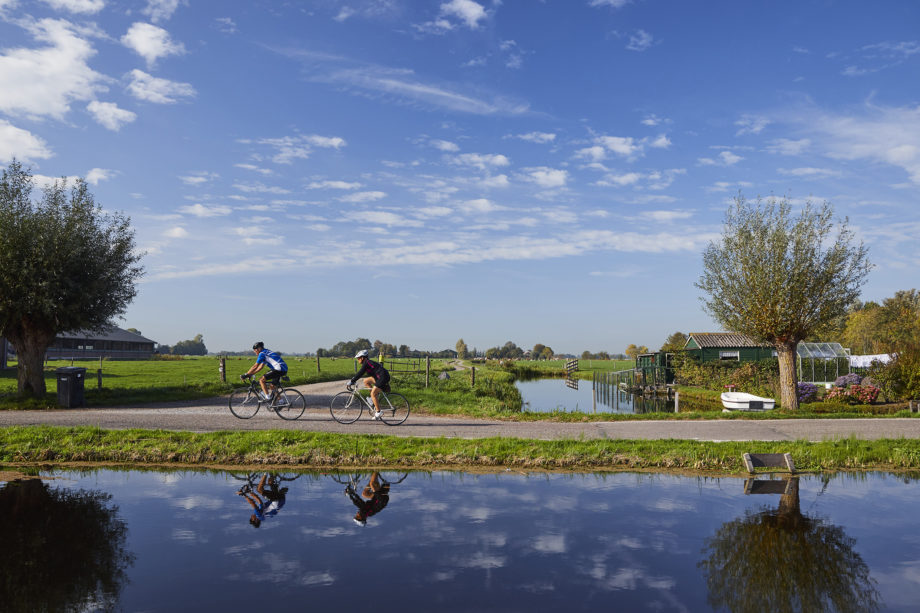 Fietsers in veengebied waar veel bodemdaling voorkomt