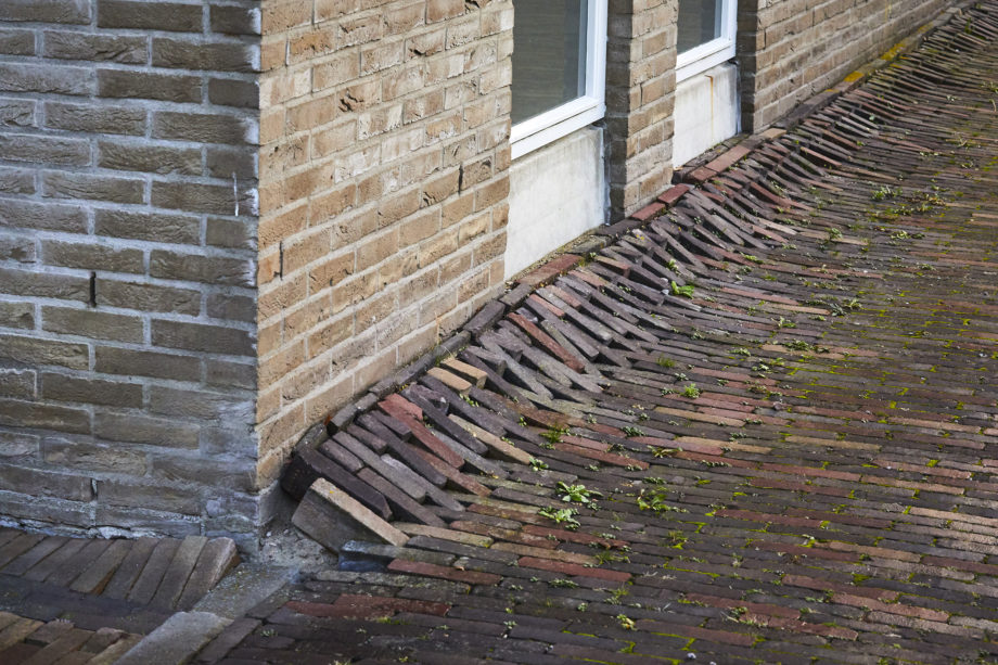 Verzakte tuinen en terrassen in Gouda Zuid-Holland.